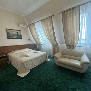 Гостиница Сударушка Краснодар Улучшенный трехместный номер-9