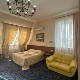 Гостиница Сударушка Краснодар Улучшенный трехместный номер-15