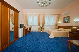 Гостиница Сударушка Краснодар Улучшенный трехместный номер-1